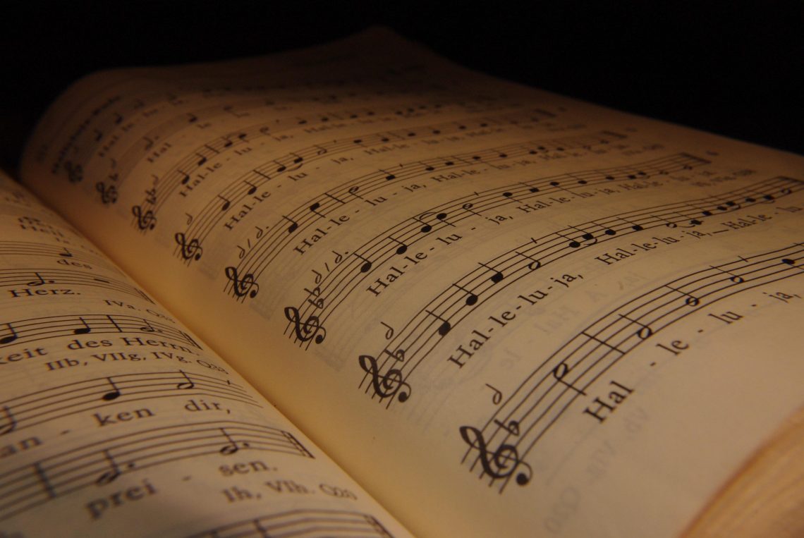 Ein aufgeschlagenes Gesangbuch. In den Noten erkennt man "Halleluja".