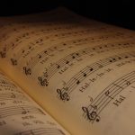 Ein aufgeschlagenes Gesangbuch. In den Noten erkennt man